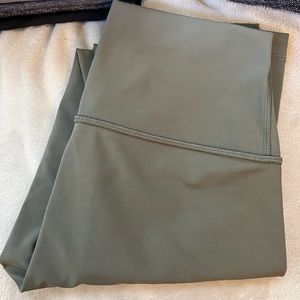 NWOT never worn Lululemon Wunder Under size 6 Green 25”